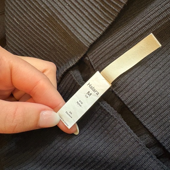 HALARA Soft Seamless Flow Ribbed High Waisted Tummy Control Yoga 7/8 Leggings - Picture 5 of 8